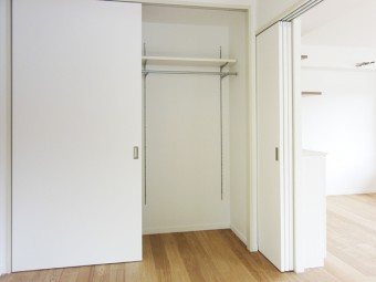 リビングを可動式の間仕切りで明るく広い空間に リビングを可動式の間仕切りで明るく広い空間に